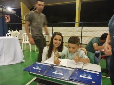 Noite de AutÃ³grafos dos alunos do Jardim 2 da Escola AluÃ­sio Maier foi um verdadeiro sucesso